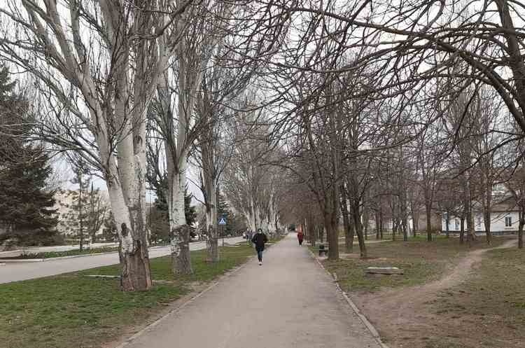 На вулицях людей небагато. Частина - в масках.