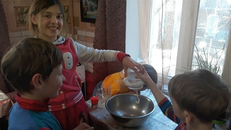 Вода не поспішає витікати.