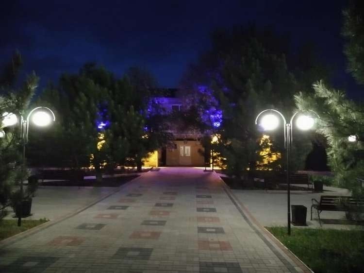 Такий вигляд має селищна рада вночі