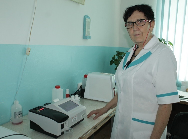 Лікар-лаборант Тетяна Каптьол готує до роботи аналізатор електролітів