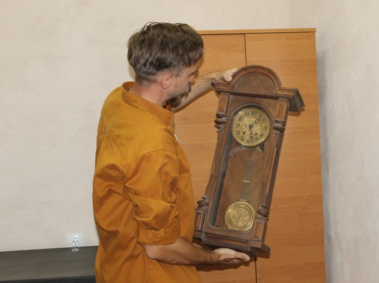 Експонат юля музею - старий годинник німецього виробництва
