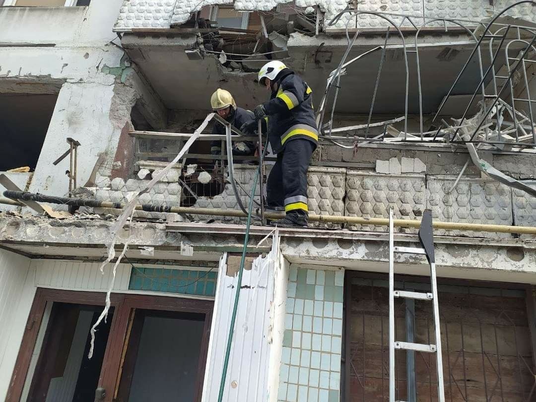 Пошкодження труби в будинку через обстріли