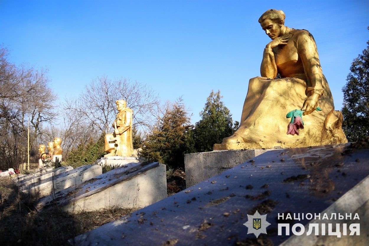 Вибуховою хвилею пошкоджені вікна у довколишніх будинках і пам’ятник воїнам радянської армії.
