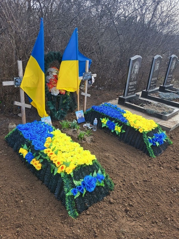 Фото могил загиблих у Гуляйполі героїв