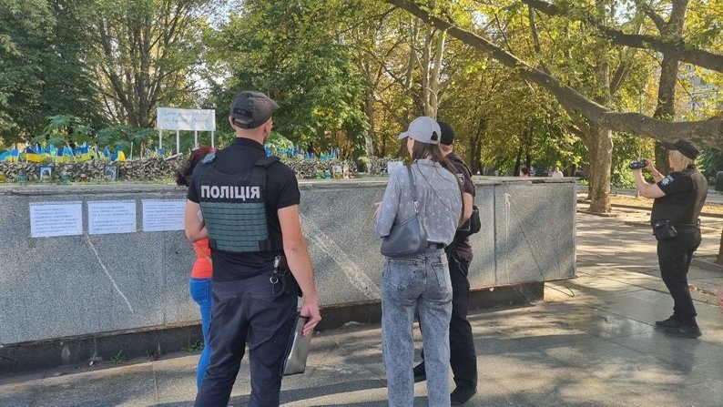 Правоохоронці біля пошкодженого пам'ятного простору "Прапорець пам'яті"