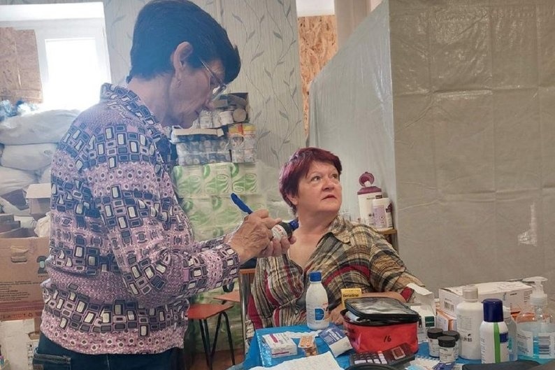 Ірина Коваленко під час роботи в "Пункті Незламності" в Оріхові
