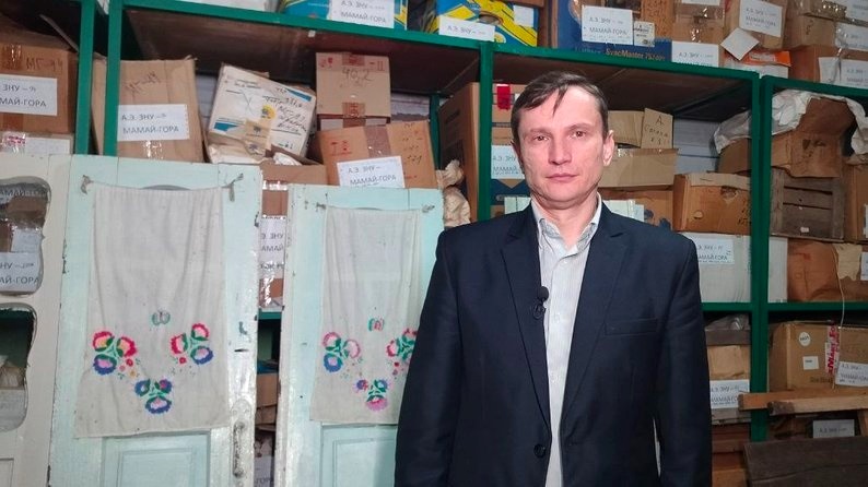 Сергій Білівненко у сховищі Запорізького національного університету на фоні дверей, які вдалося евакуювати з прифронтової території.