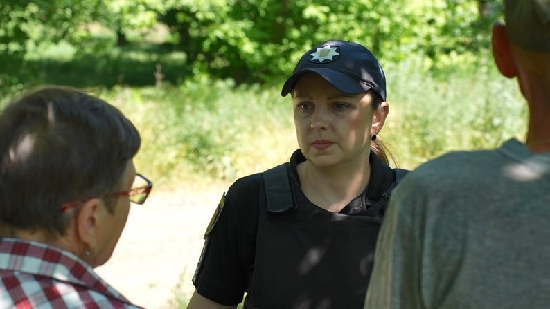 Вікторія Слотіна-Чорна спілкується з жителями прифронтового Гуляйполя