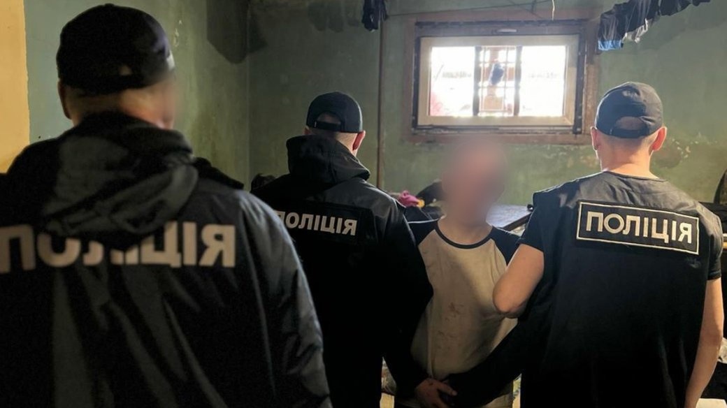 Поліцейські проводять обшуки в підозрюваного.