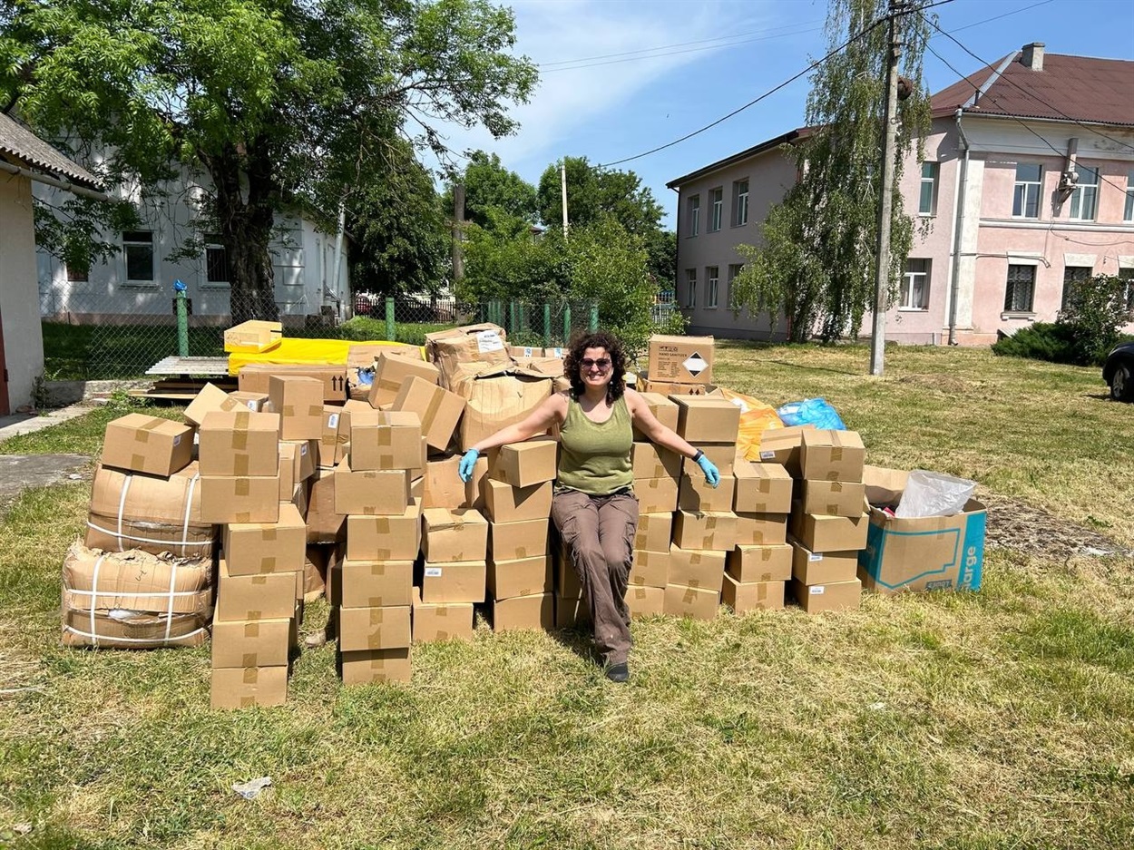 Оксана Мироненко з вантажем допомоги для благодійного фонду «Наш Сокіл». Фото надала героїня