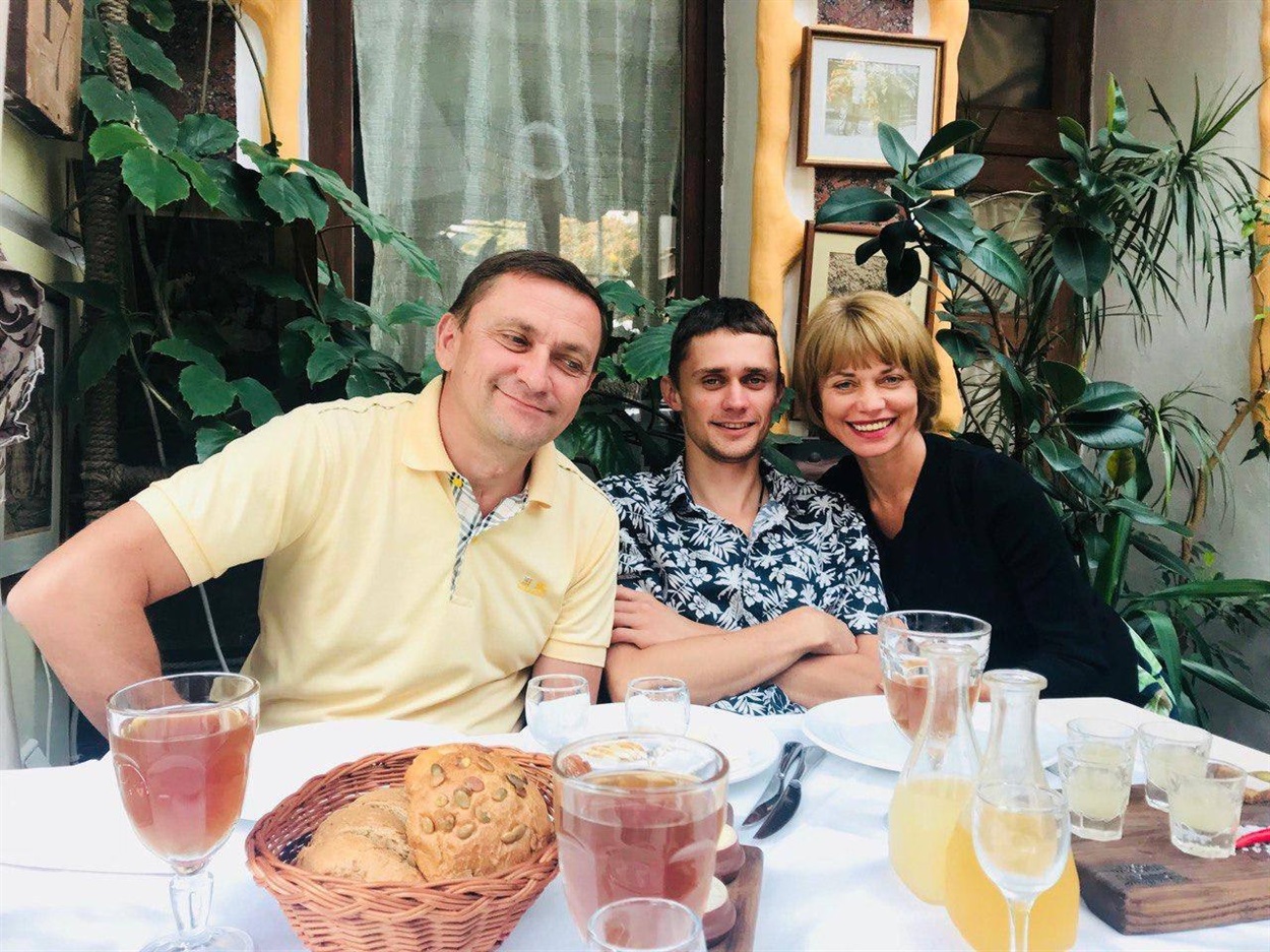 Євген разом з батьками: батьком Олександром та мамою Світланою.